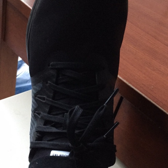 Nike sneakers size 7 - Picture 3 of 3